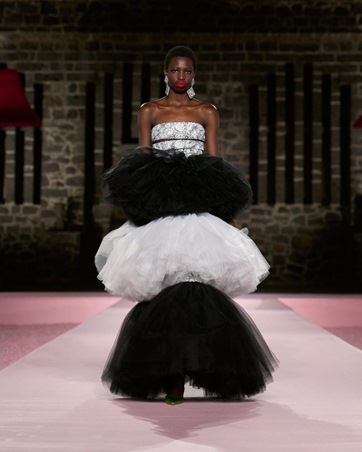 كارولينا هيريرا تلتقي بالغروب المكسيكي في مجموعة ريزورت 2025 والنتيجة تصاميم فريدة من نوعها